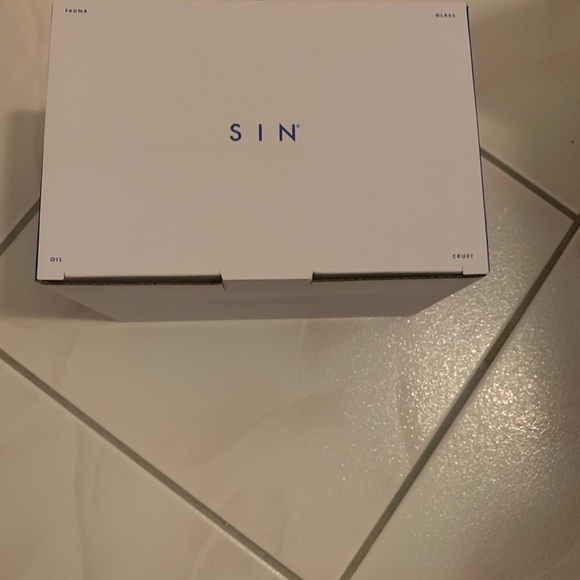 FAUNA GLASS OIL CRUET - Picture 3 of 6